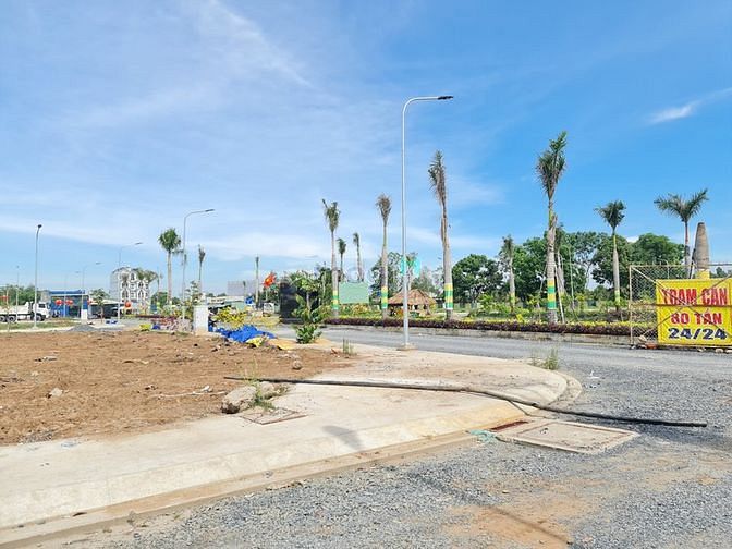 Hình ảnh Lô đất thổ cư ngay trung tâm,100m2,đường 12m,sổ riêng.đối diện sthi