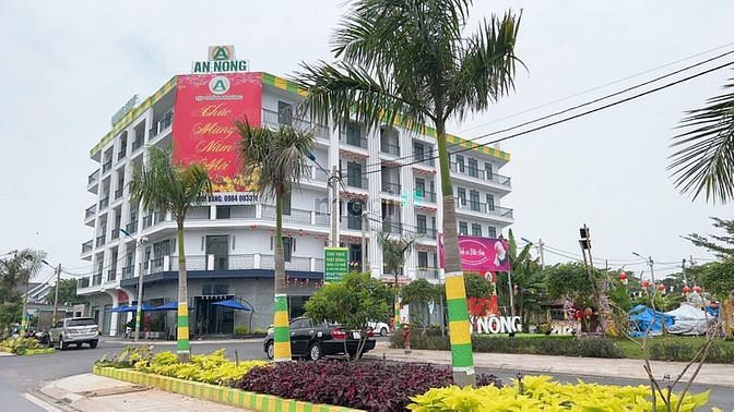 Hình ảnh Lô đất thổ cư ngay trung tâm,100m2,đường 12m,sổ riêng.đối diện sthi