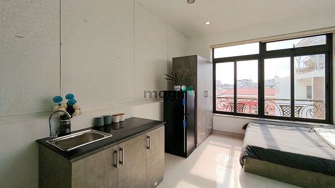 Hình ảnh phòng cao cấp tại Trần Quý Cáp Bình Thạnh thoáng mát, có cửa sổ lớn