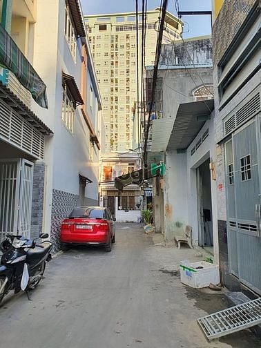 Hình ảnh Bán nhà Hòa Bình 64m2 hẻm xe hơi thông chỉ 5.X tỷ