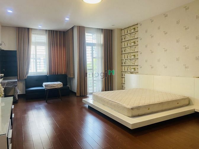Hình ảnh Biệt Thự Sân Rộng - Khu Thảo Điền - Đủ Nội Thất