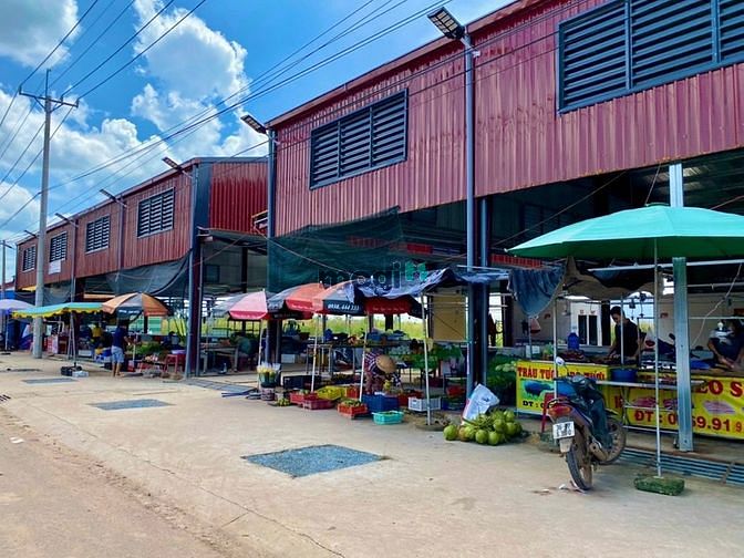 Hình ảnh Cần bán lô đất vị trí đẹp có 102 đối diện dãy nhà phố  giá 9tr/m
