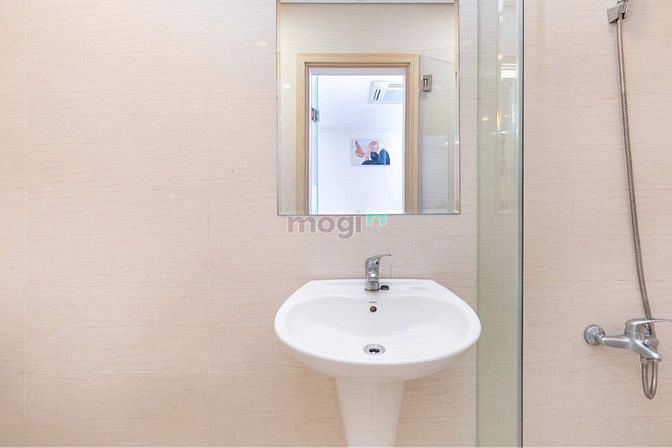 Hình ảnh Cho thuê studio cửa sổ lớn thiết kế tone trắng đen quận 1