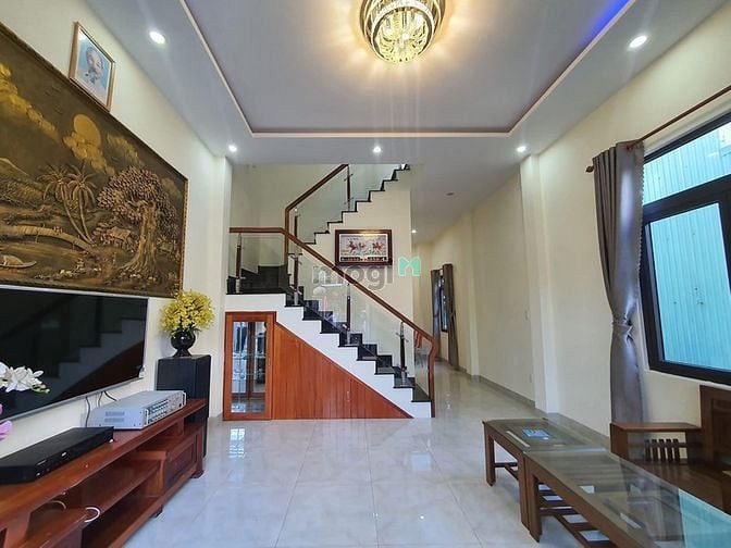 Hình ảnh Bán nhà 2 tầng 2 mặt kiệt oto TÔn Đản