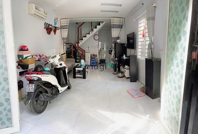Hình ảnh Phạm Văn Chiêu, xe hơi đỗ cửa, nhà MỚI ở ngay