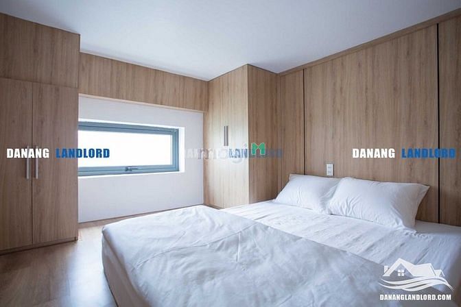 Hình ảnh Mb6623 nạp rút nhanh chóng gác lửng hiện đại gần cầu sông Hàn - A257