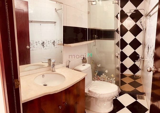 Hình ảnh Cho thuê nhà mới full nội thất 5PN đường Đồng Đen, P. 13, Tân Bình