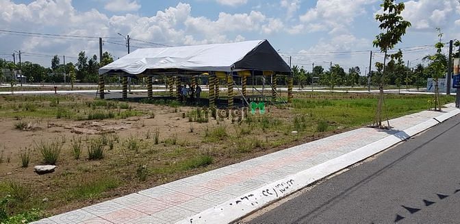 Hình ảnh Bán gấp 75m2 thổ cư MT đường Phan Văn Mảng. TT Bến Lức giá rẻ, SHR.