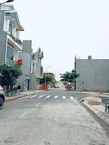 Hình ảnh Nền đất 50m2 đường xe hơi 10m giá 2.750 tỷ, sổ hồng riêng, xây tự do.