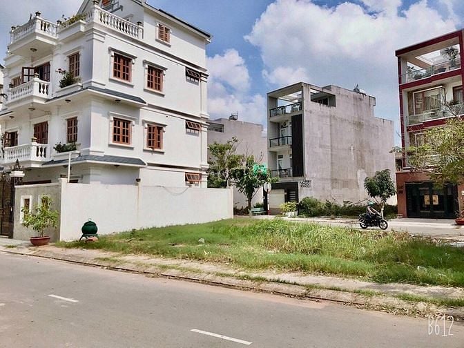 Hình ảnh Sang gấp 2 nền liền kề MT mã lò ( 8m x 13.5m = 108m2 ) giá 2.2 tỷ/nền.