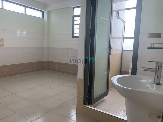 Hình ảnh Phòng cao cấp ngay khu tên lửa,30m2, có thang máy, ban công, mới 99%