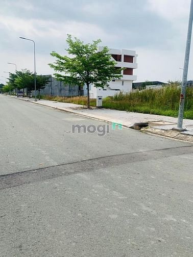 Hình ảnh Bán Lại Nền Đất 6m x 19m - Gần Siêu Thị AEON MALL Tên Lửa