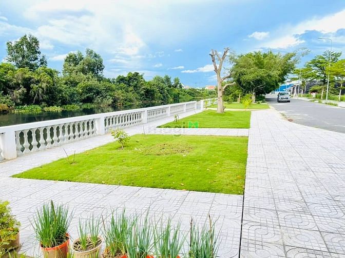 Hình ảnh chính chủ gửi bán đất thổ cư (105m2) sổ sẵn cầu sáng ,TL 10