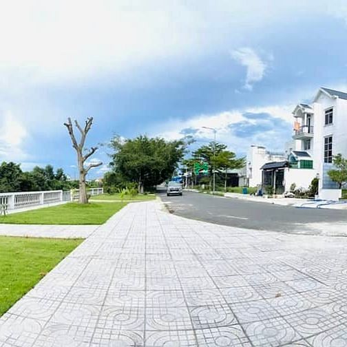 Hình ảnh chính chủ gửi bán đất thổ cư (105m2) sổ sẵn cầu sáng ,TL 10