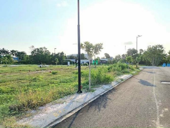 Hình ảnh Nhà phố đất nên giá rẻ nằm ngay mặt tiền đường