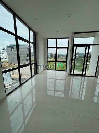 Hình ảnh Shophouse chân đế chung cư quảng trường thành phố Hoà Bình