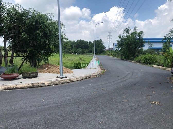 Hình ảnh Lô 3 mặt tiền, 105m2 Làng Sen Việt Nam Long An