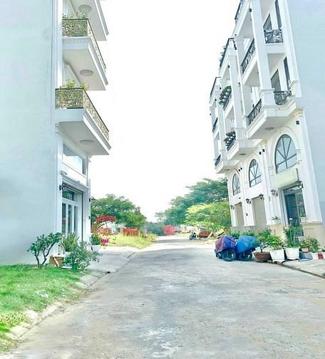 Hình ảnh Bán 3 Lô Đất Liền Kề Đường Nhựa 8M ,Hoàng Quốc Việt ,Q7