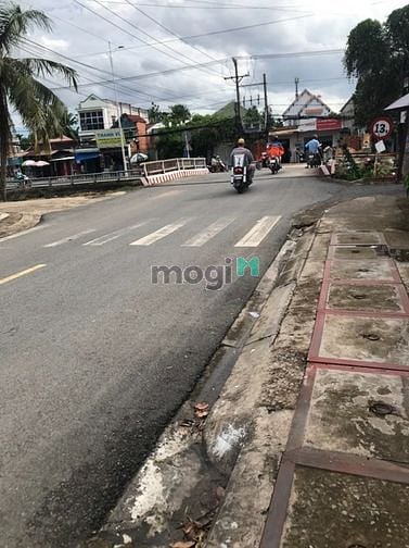 Hình ảnh cho thuê nhà mặt tiền ngay cầu bình nhâm