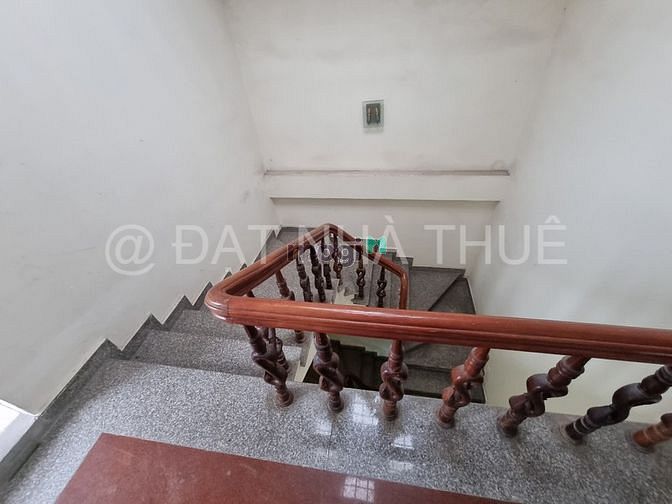 Hình ảnh Cho thuê nhà 4 tầng mặt đường Thiên Lôi