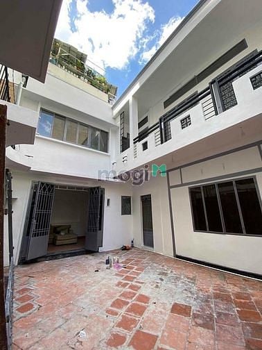 Hình ảnh Nhà biệt thự Huỳnh Tịnh Của quận 3 - sân rộng