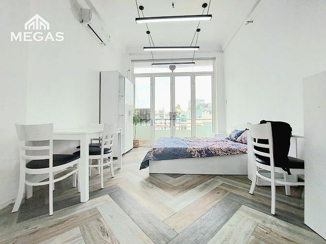 Hình ảnh CHDV cao cấp - cửa sổ ban công thoáng Q1