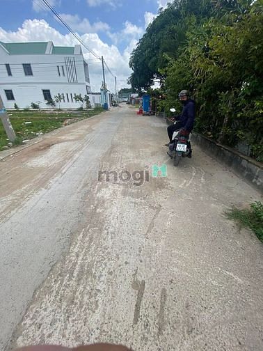 Hình ảnh Bán Gấp Lô đất ngay chợ MỸ HẠNH NAM giá 300 triệu