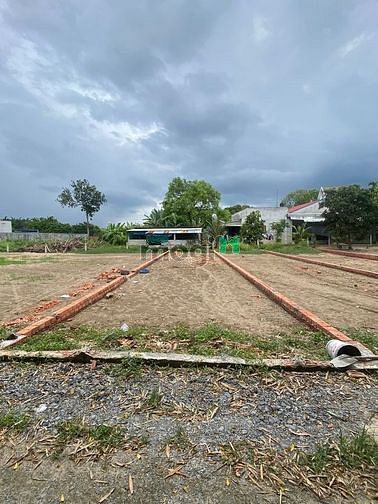 Hình ảnh Bán Gấp Lô đất ngay chợ MỸ HẠNH NAM giá 300 triệu
