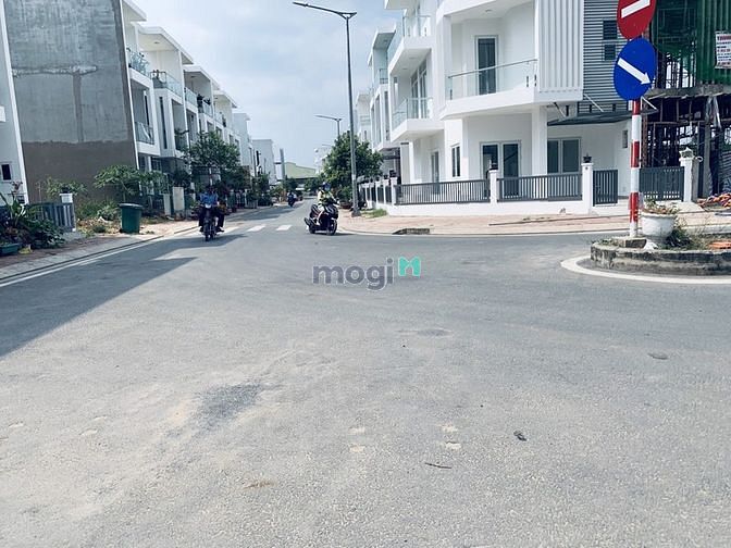 Hình ảnh Cần bán lô đất đẹp đường Võ Chí Công, Q2, 80m2, sổ riêng, giá 2,7 tỷ.
