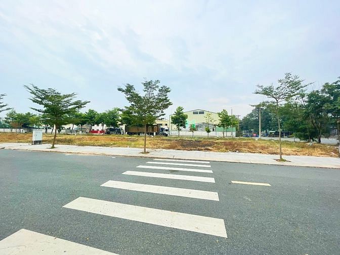 Hình ảnh 4 lô đất thổ cư 100% mặt tiền chợ trung tâm TP. Dĩ An. Đã có sổ