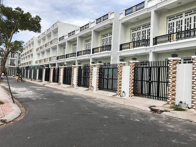 Hình ảnh Cần bán nhà phố 1 trệt, 1 lầu, 1 lửng tại Đức Hòa, Long An.