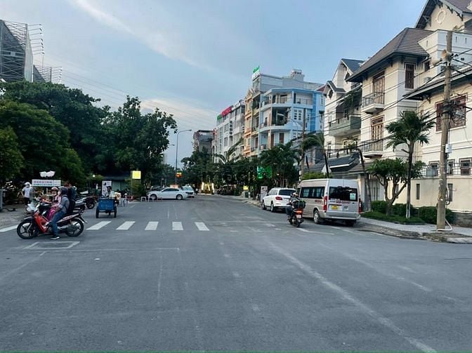 Hình ảnh Cần bán 2000m2 đất thổ cư đường Lương Đình Của, Quận 2. GPXD 10 tầng