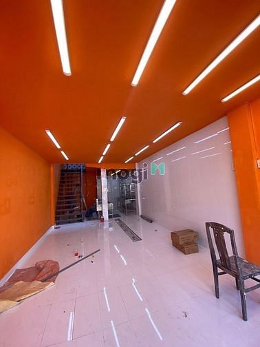 Hình ảnh Nhà mặt tiền Cách Mạng Tháng 8, tân bình - lề rộng