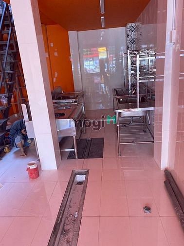 Hình ảnh Nhà mặt tiền Cách Mạng Tháng 8, tân bình - lề rộng