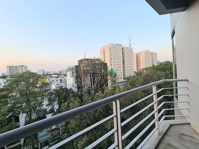 Hình ảnh Studio ban công mặt tiền quận 1, Đầy đủ nội thất, Có hầm xe, bảo vệ