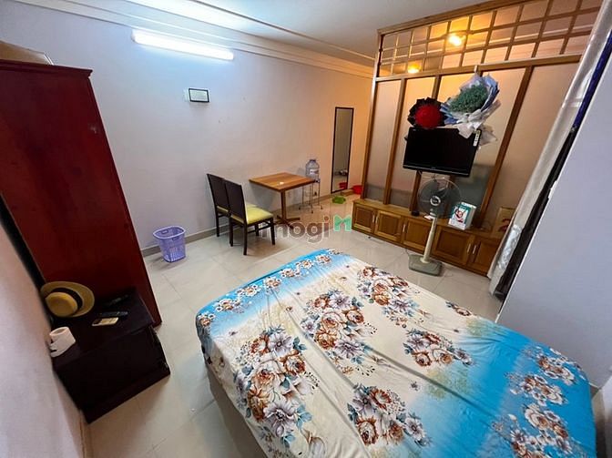Hình ảnh 1 phòng ngủ riêng, có ban công, full nội thất