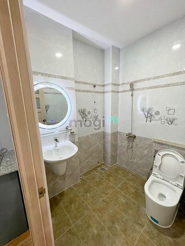 Hình ảnh ngay ngã tư hàng xanh, full nội thất, có thang máy