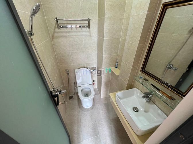 Hình ảnh gần chợ bà chiểu, có ban công và máy giặt sấy free
