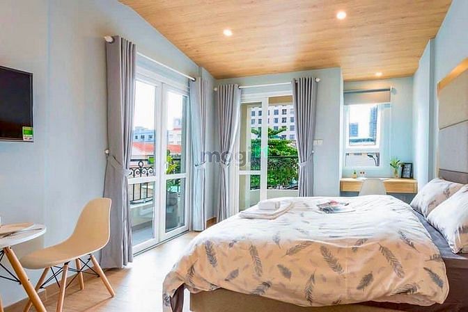 Hình ảnh Deluxe Studio Balcony - Chủ đạo với chất liệu gỗ mộc tương phản cùng á