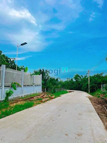 Hình ảnh Bán đất mặt tiền đường bê tông lớn