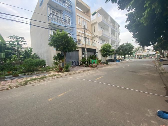 Hình ảnh Cần sang gấp lô đất 98m2 được xây 4 lầu và sân thượng, công chứng liền