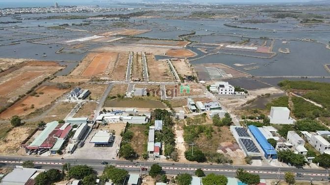 Hình ảnh Kẹt tiền cần bán lô đất ngay sau cây xăng 32, giá rẻ nhất thi trường