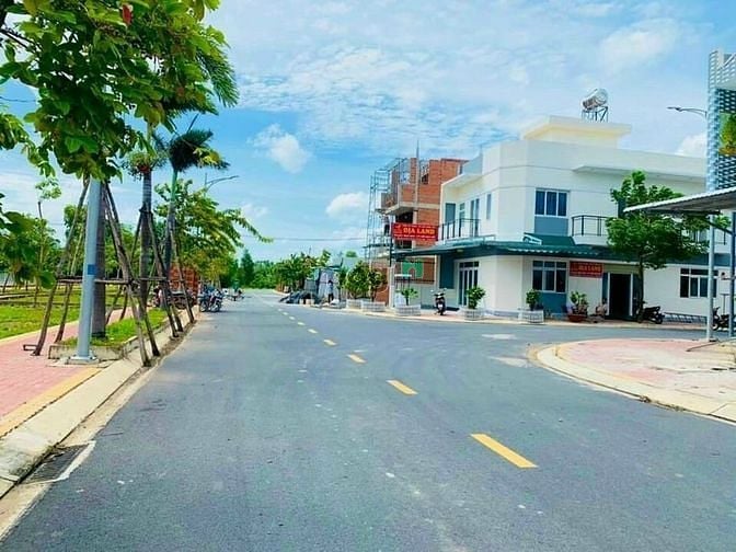 Hình ảnh Cần bán gấp lô đất ngay tại TT Thủ Thừa - đã có sổ, công chứng ngay.