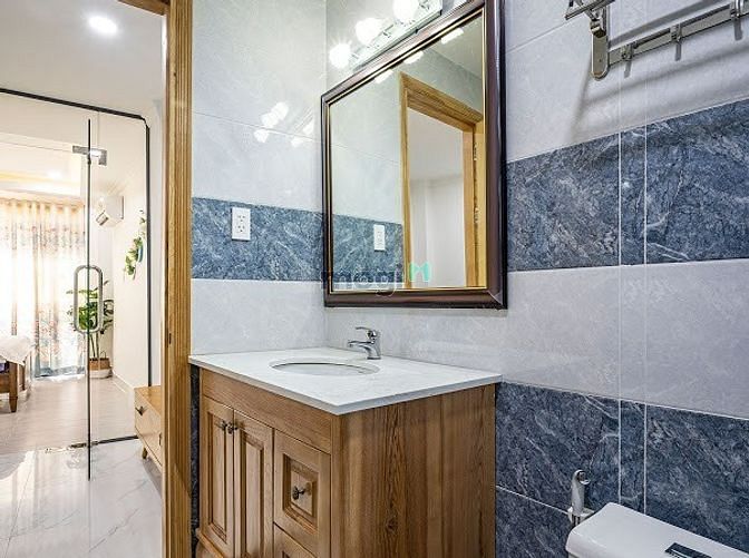 Hình ảnh cho thuê phòng ngay trung tâm Q1, có balcony đầy đủ nội thất