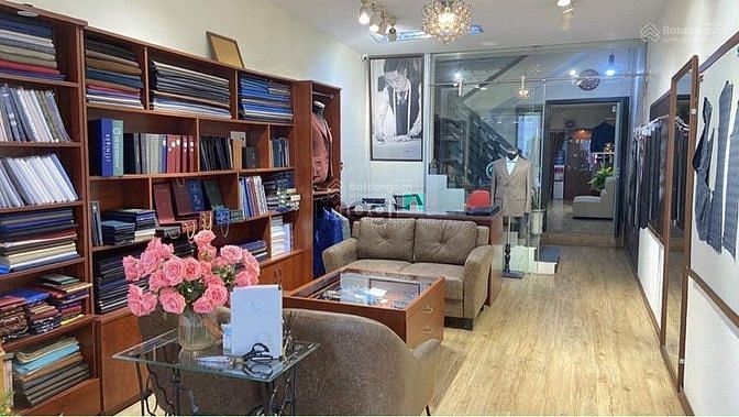 Hình ảnh Cho thuê nhà 4 tầng mặt phố Lạc Trung