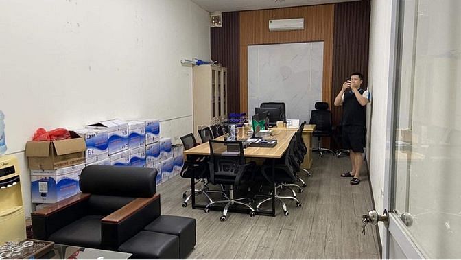 Hình ảnh Cho thuê nhà 4 tầng mặt phố Lạc Trung