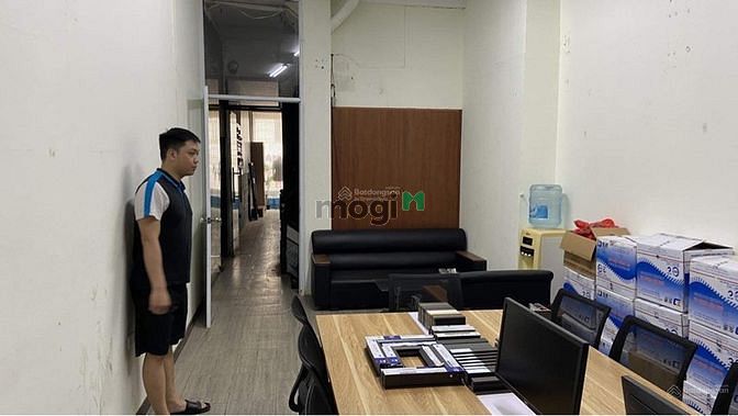 Hình ảnh Cho thuê nhà 4 tầng mặt phố Lạc Trung