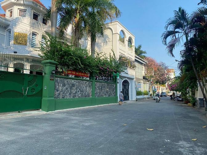 Hình ảnh Cho Thuê Biệt Thự Sân Vườn Đường Cách Mạng Tháng 8, Q.Tân Bình. 1000m2