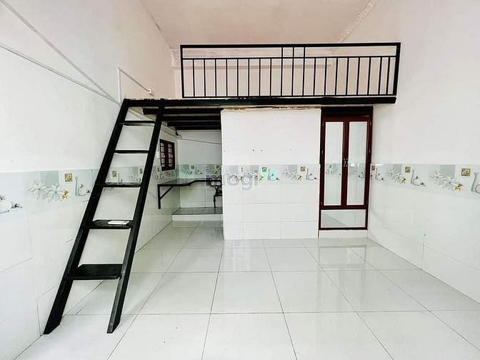Hình ảnh Còn 1p có gác đi bộ qua CV Phần mềm Quang Trung