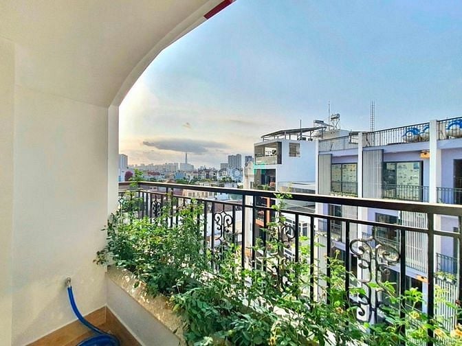 Hình ảnh phòng studio siêu xinh ban công có vườn hồng